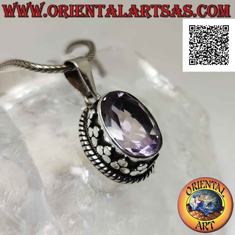 Silberner Anhänger mit wunderschönem natürlichem oval facettiertem Amethyst, umgeben von Nieten und ineinander verschlungen
