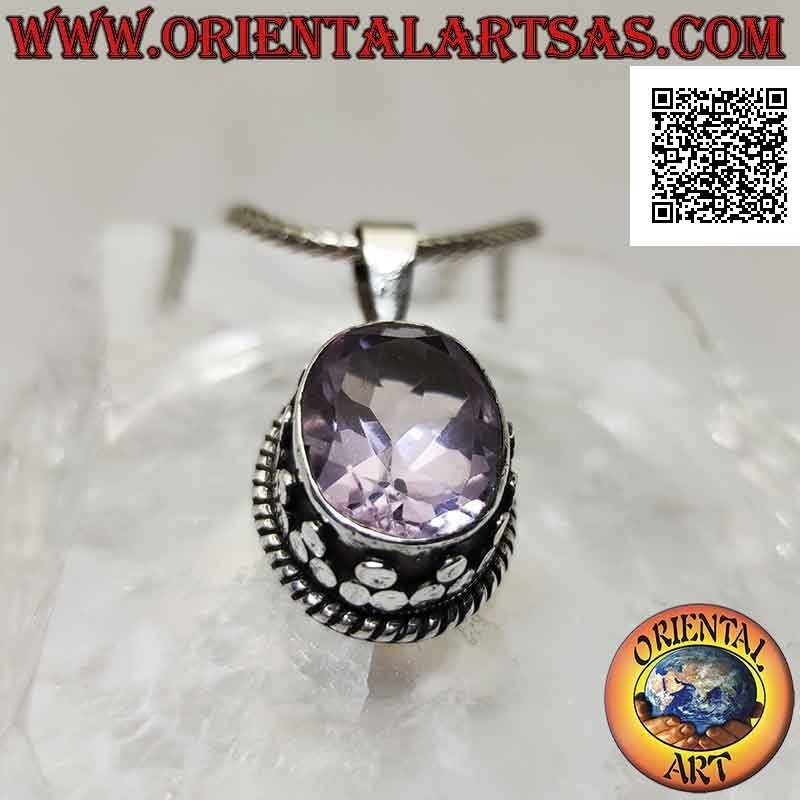 Silberner Anhänger mit wunderschönem natürlichem oval facettiertem Amethyst, umgeben von Nieten und ineinander verschlungen