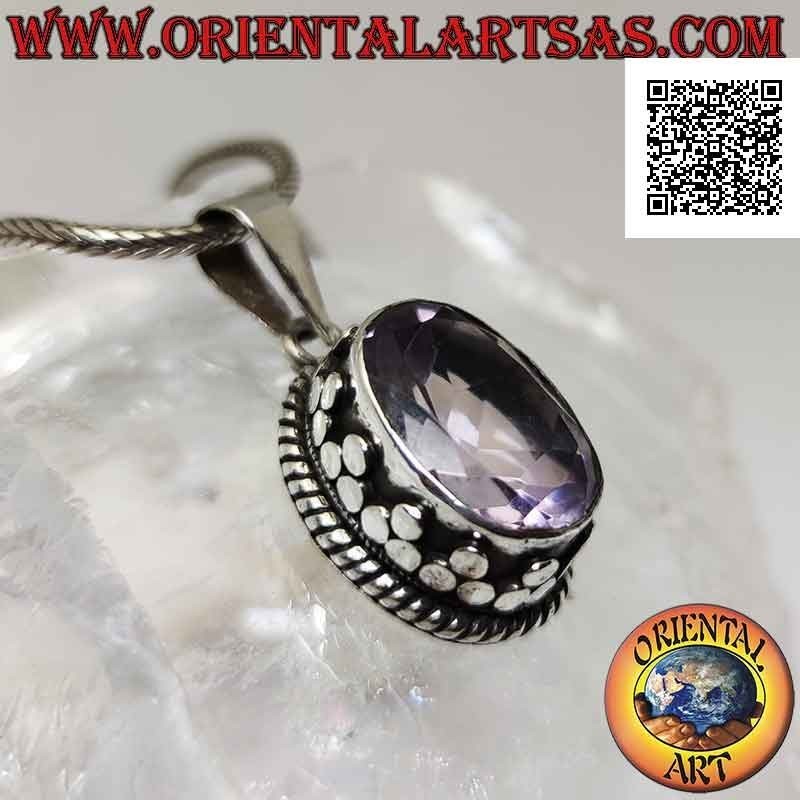 Ciondolo in argento con splendida ametista naturale ovale sfaccettata contornata da borchie e intreccio