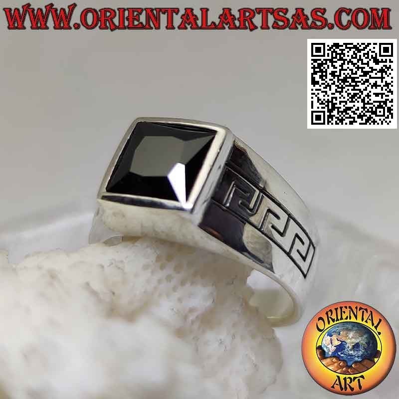 Bague en argent avec spinelle carré et grec gravé sur les côtés