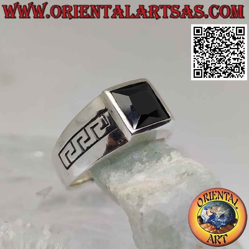 Anillo de plata con espinela cuadrada y grabado griego en los laterales