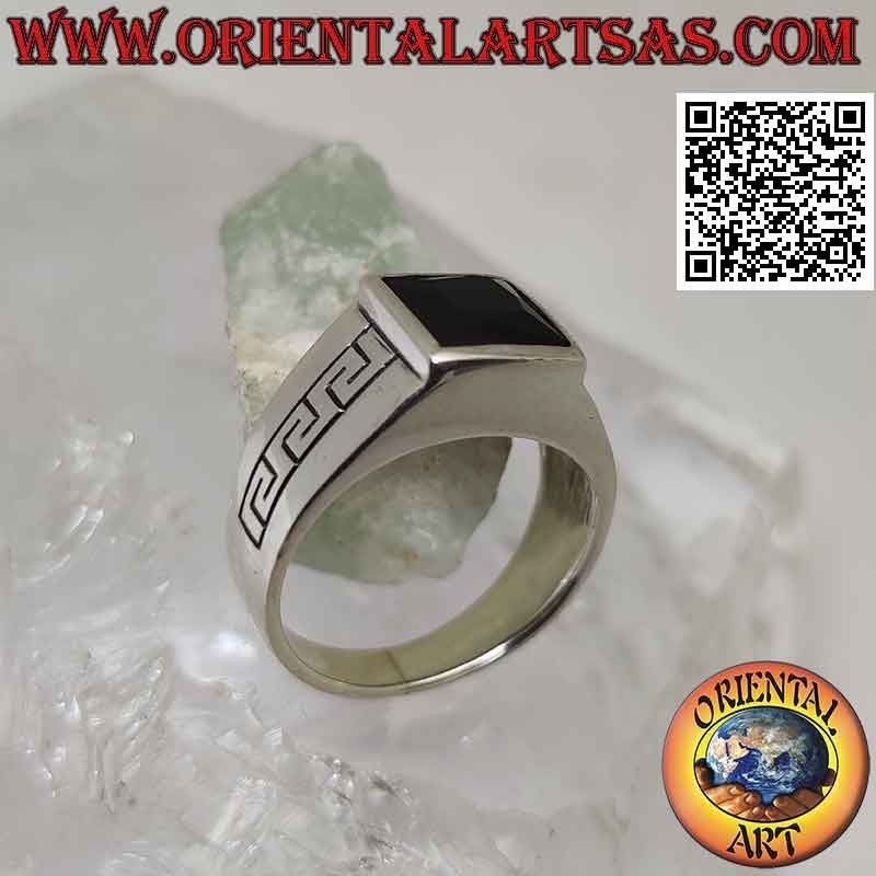 Anillo de plata con espinela cuadrada y grabado griego en los laterales