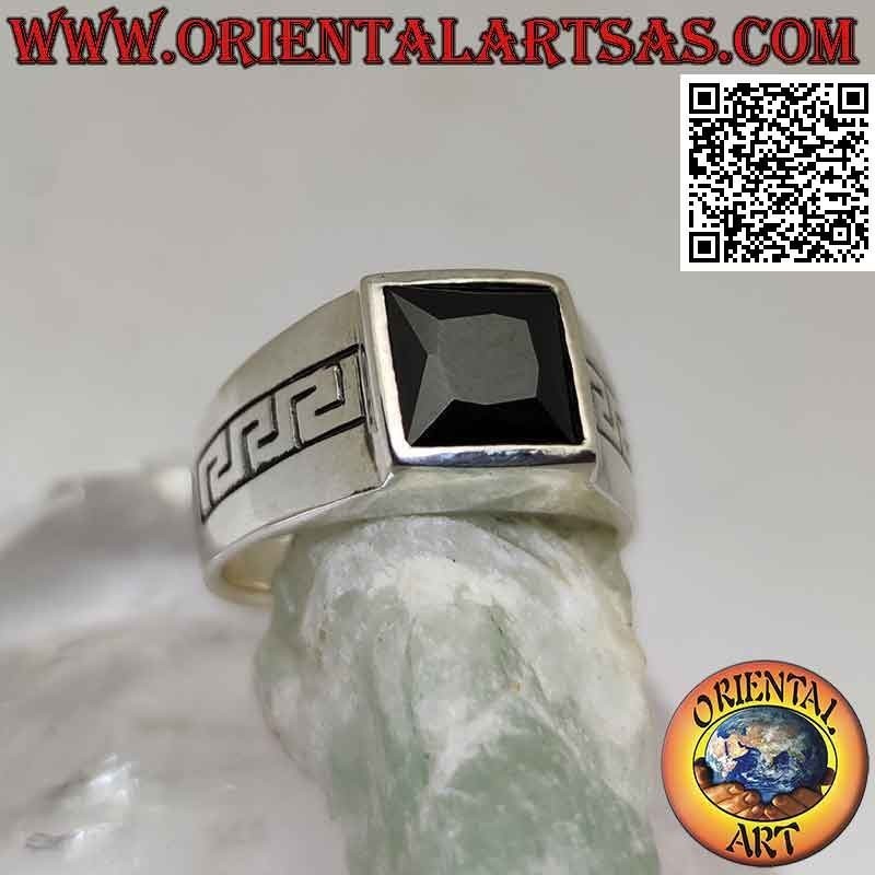 Bague en argent avec spinelle carré et grec gravé sur les côtés