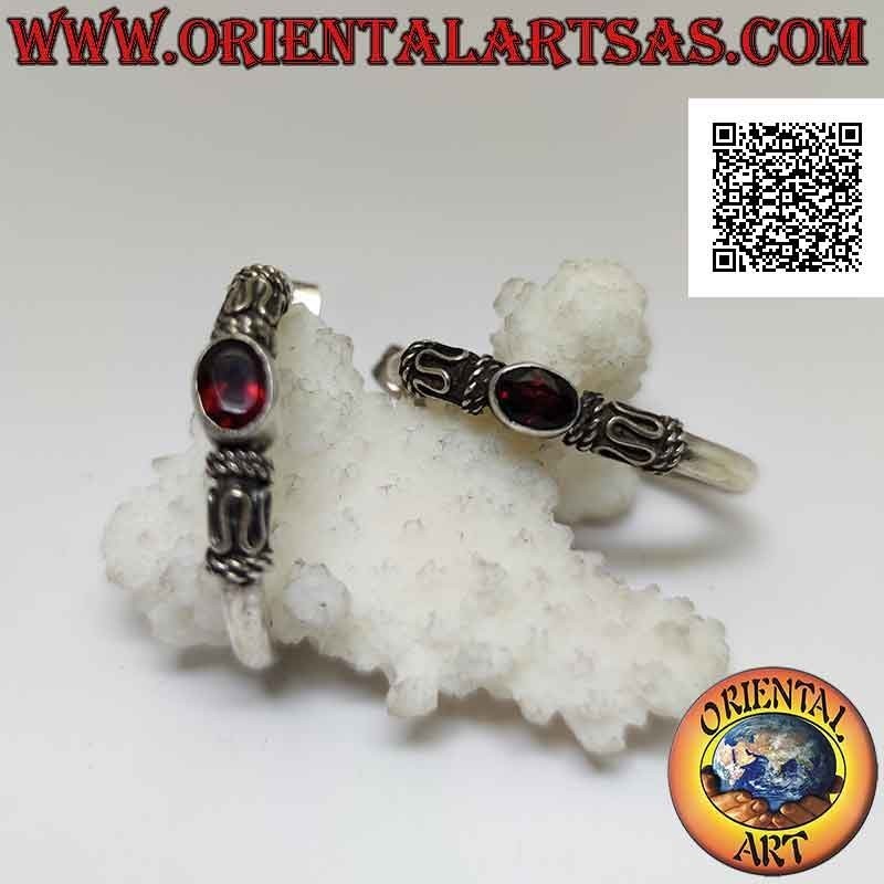 Orecchini in argento a cerchio con granato naturale ovale tra serpentina e intreccio (32 mm)