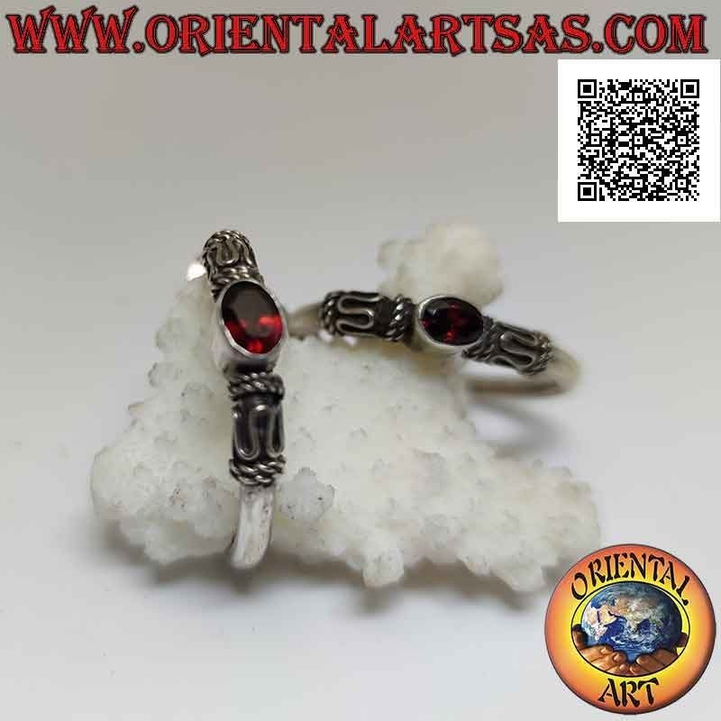 Orecchini in argento a cerchio con granato naturale ovale tra serpentina e intreccio (32 mm)