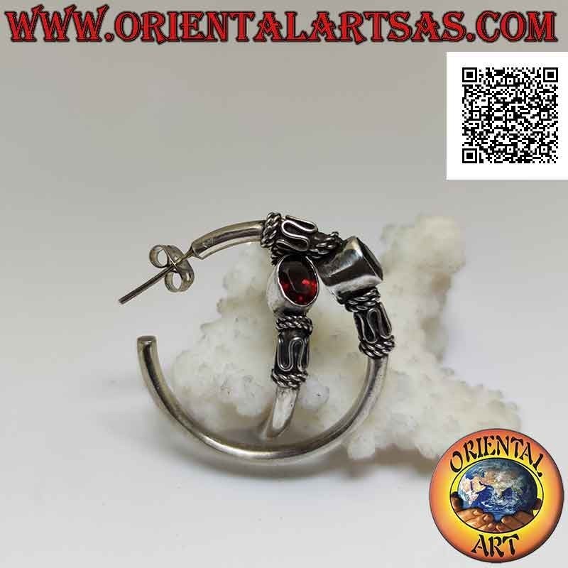 Créoles en argent avec grenat naturel ovale entre serpentine et entrelacement (32 mm)