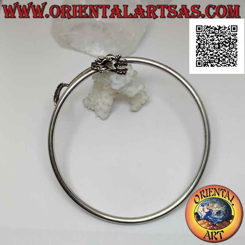 Starres Armband in 925 ‰ Silber aus glattem röhrenförmigem Unterarm mit Drachenkopf und -schweif