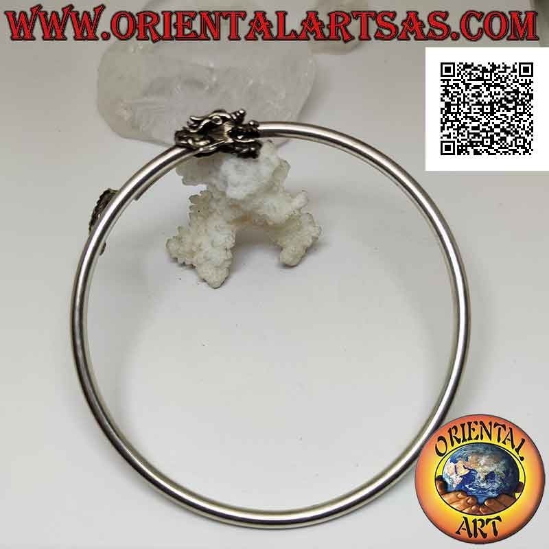 Starres Armband in 925 ‰ Silber aus glattem röhrenförmigem Unterarm mit Drachenkopf und -schweif