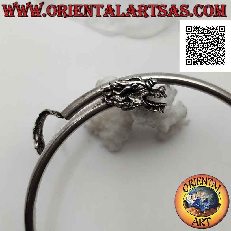 Starres Armband in 925 ‰ Silber aus glattem röhrenförmigem Unterarm mit Drachenkopf und -schweif