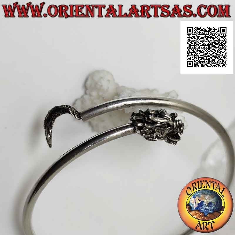 Starres Armband in 925 ‰ Silber aus glattem röhrenförmigem Unterarm mit Drachenkopf und -schweif