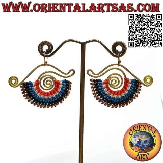 Pendientes hechos a mano en latón dorado y técnica macramé (1)