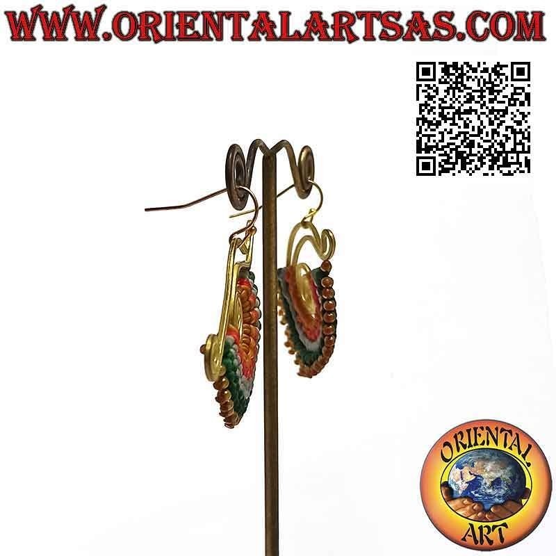 Boucles d'oreilles artisanales en laiton doré et technique macramé (1)