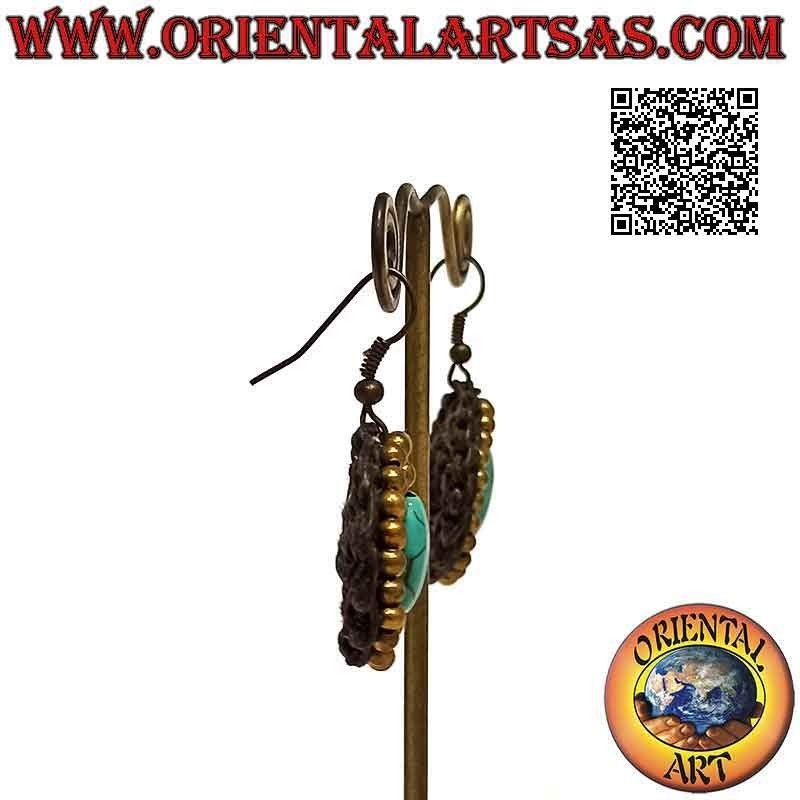 Pendientes hechos a mano en técnica macramé con pasta ovalada turquesa rodeada de bolas de latón dorado