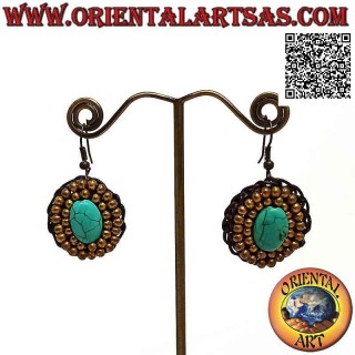 Pendientes hechos a mano en técnica macramé con pasta ovalada turquesa rodeada de bolas de latón dorado