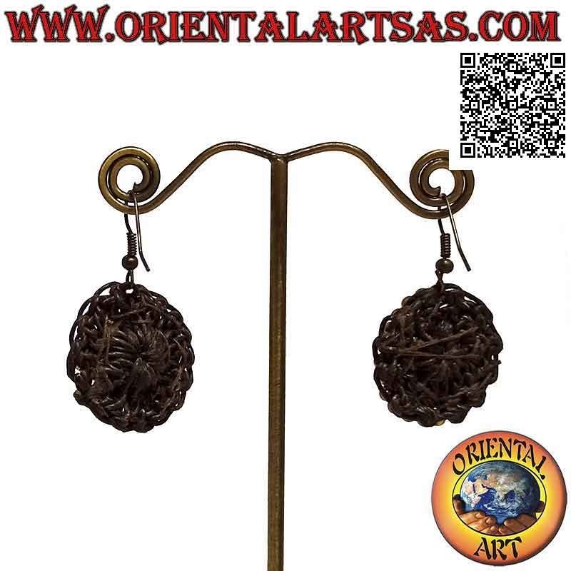 Pendientes hechos a mano en técnica macramé con pasta ovalada turquesa rodeada de bolas de latón dorado