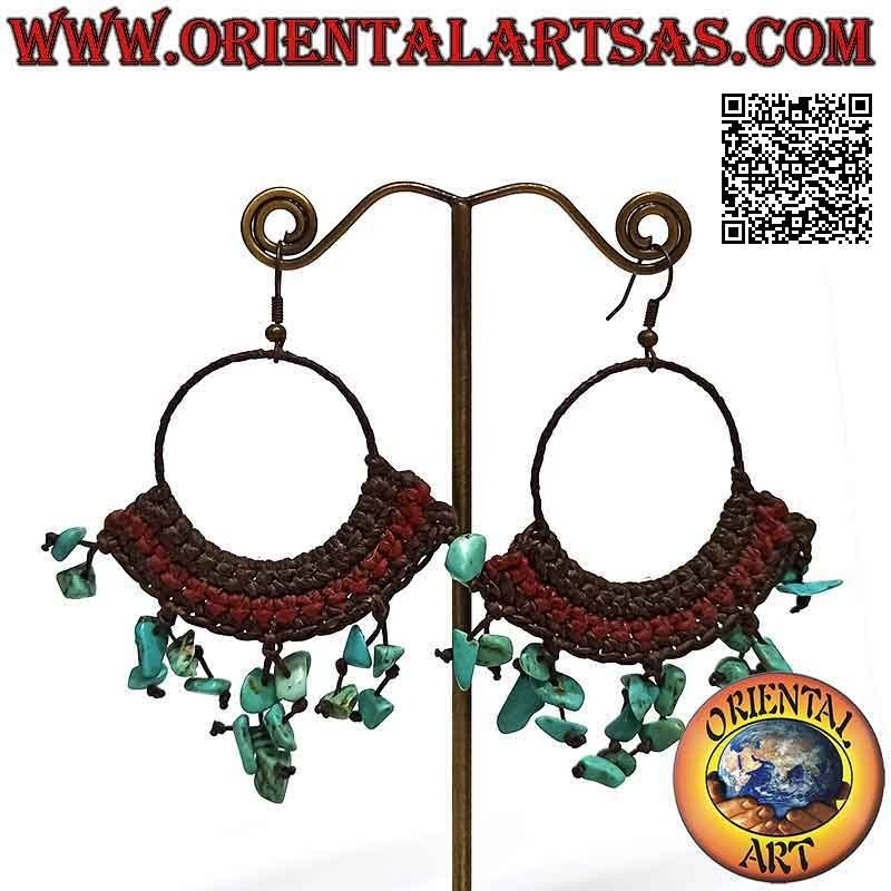 Boucles d'oreilles créoles faites à la main avec technique de macramé et fragments de turquoise suspendus
