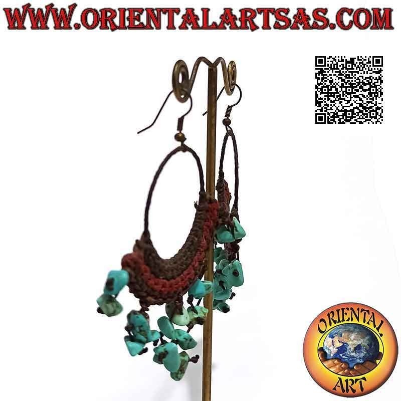 Pendientes de aro hechos a mano con técnica de macramé y fragmentos de turquesas colgantes