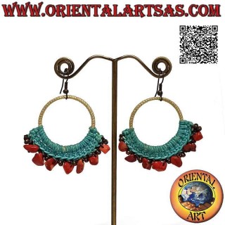 Boucles d'oreilles créoles faites à la main avec technique de macramé et fragments de corail suspendus