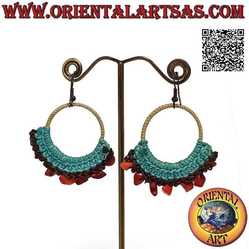 Pendientes de aro hechos a mano con técnica macramé y fragmentos de coral colgantes