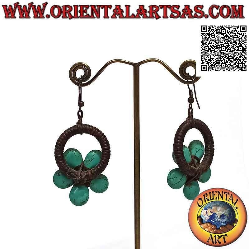 Boucles d'oreilles créoles faites main en technique macramé avec fleur en pâte turquoise et centre corail