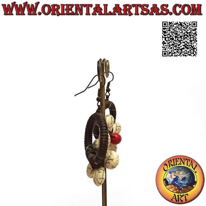 Orecchini a cerchio realizzati a mano in tecnica macramé con fiore in pasta di howlite e centro corallo