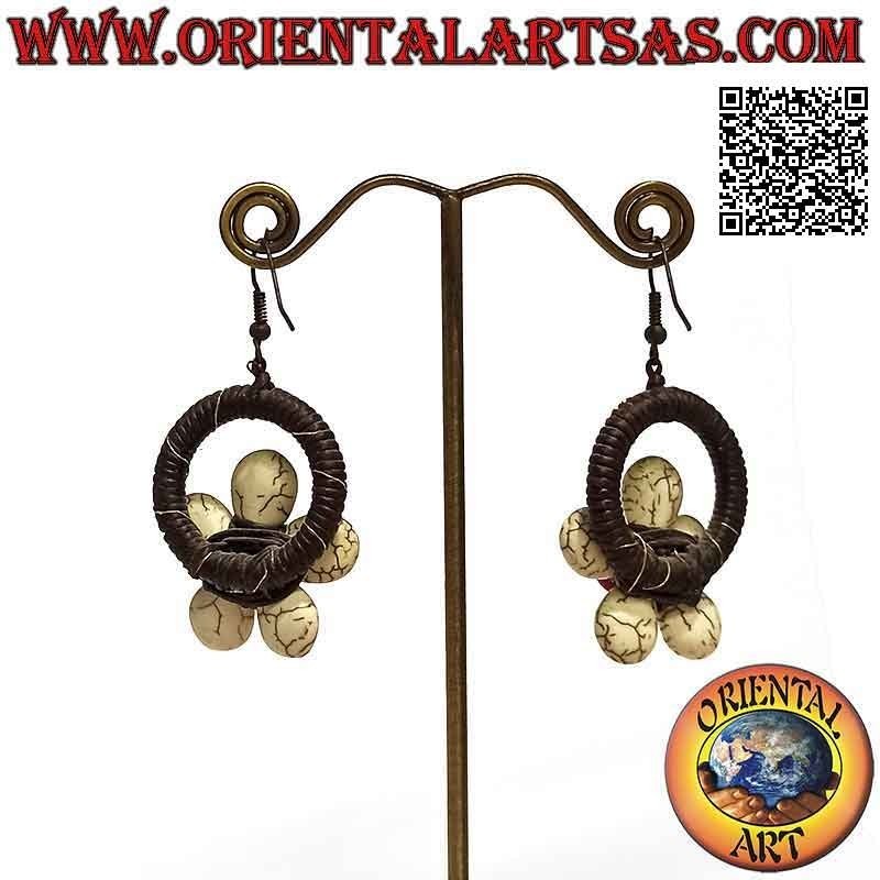 Pendientes de aro hechos a mano en técnica macramé con flor de pasta de howlita y centro de coral