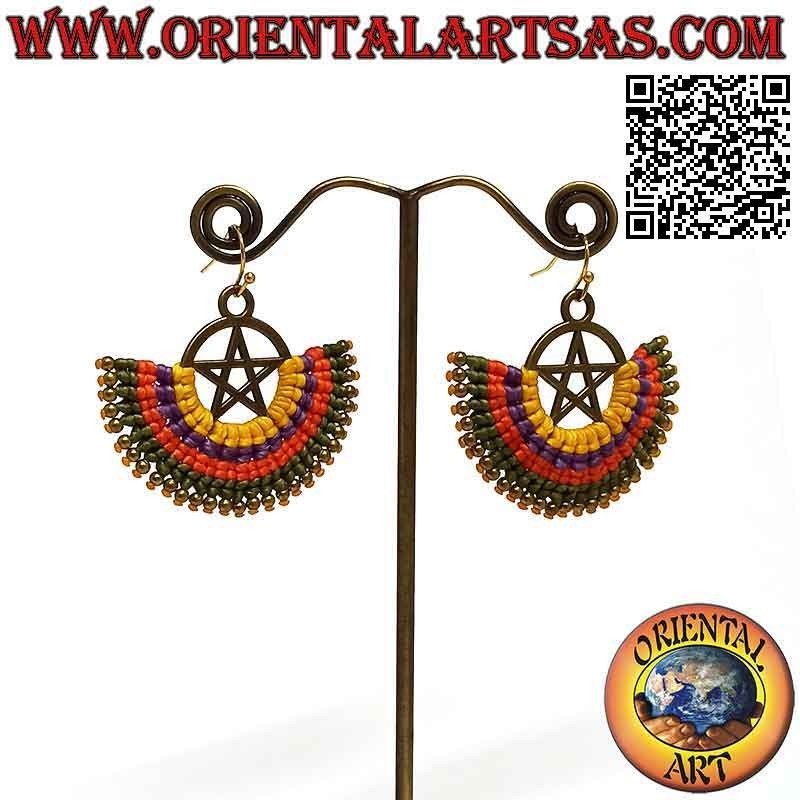 Handgemachte Ohrringe in goldener Messing- und Makramee-Technik mit Pentacle