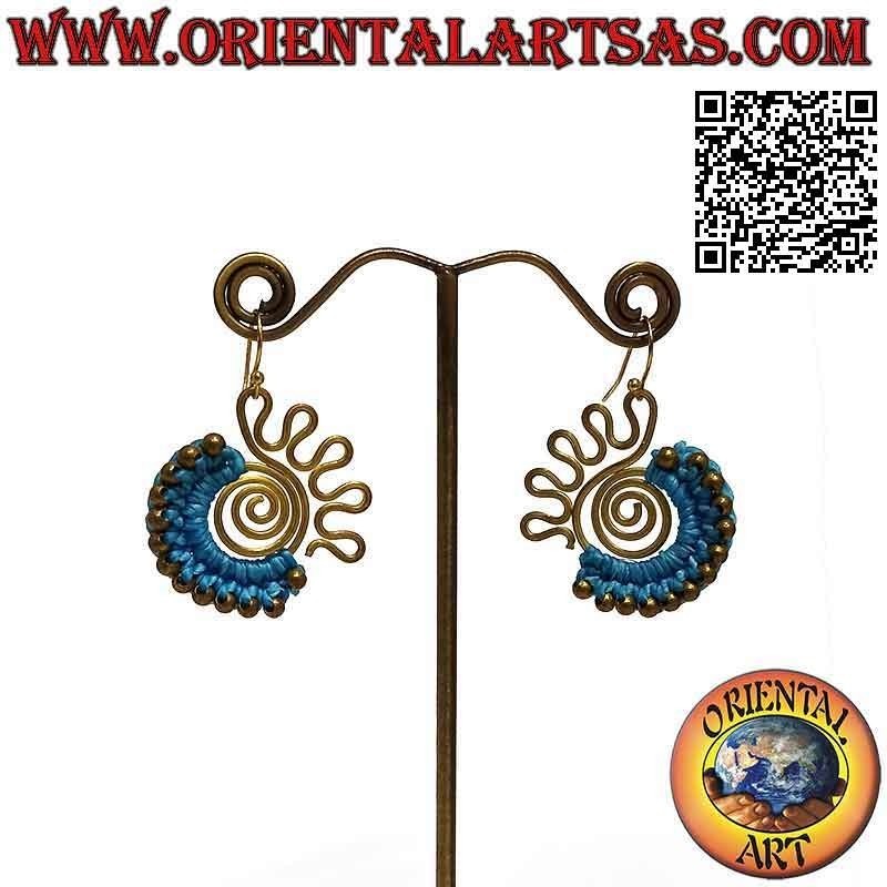 Pendientes hechos a mano en latón dorado y técnica macramé (4)