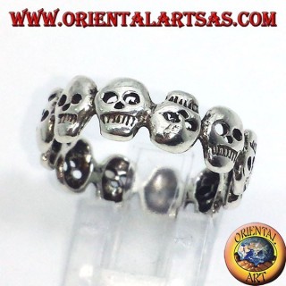 Anillo de banda fina en plata 925 con decoración continua de calaveras estilizadas.