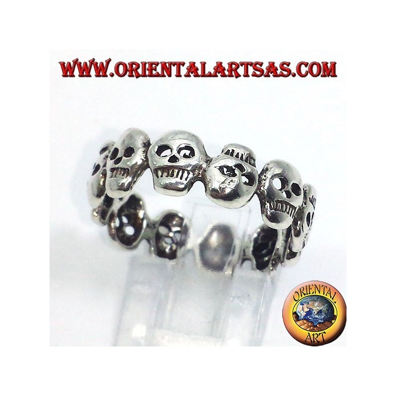 Schmaler Bandring aus 925er Sterlingsilber mit durchgehendem Totenkopf-Relief.
