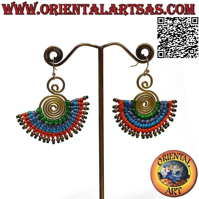 Pendientes hechos a mano en latón dorado y técnica macramé (6)