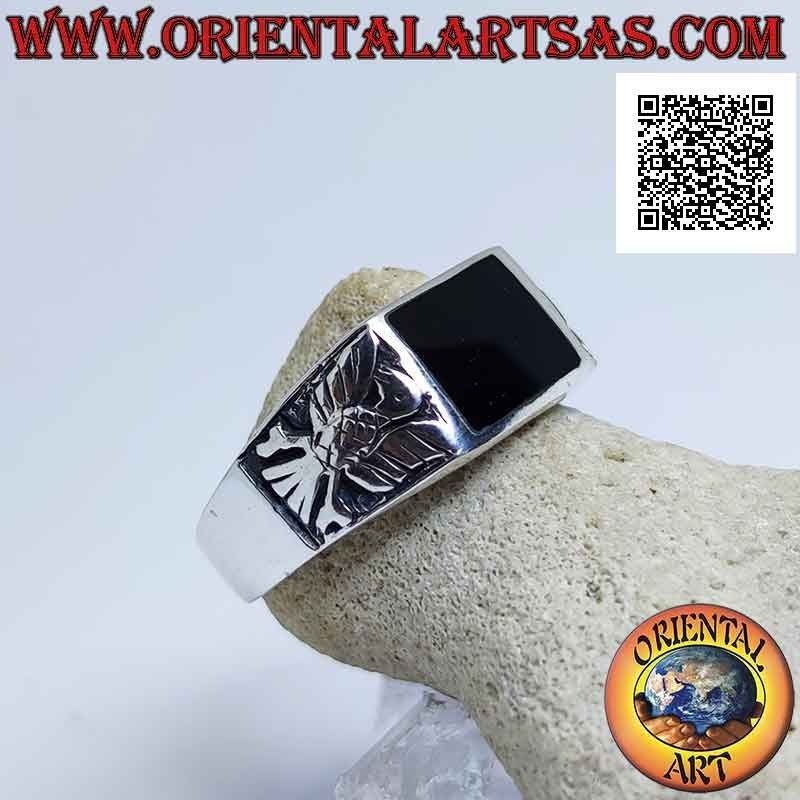 Bague en argent avec onyx rectangulaire horizontal affleurant le bord et aigle en bas-relief sur les côtés
