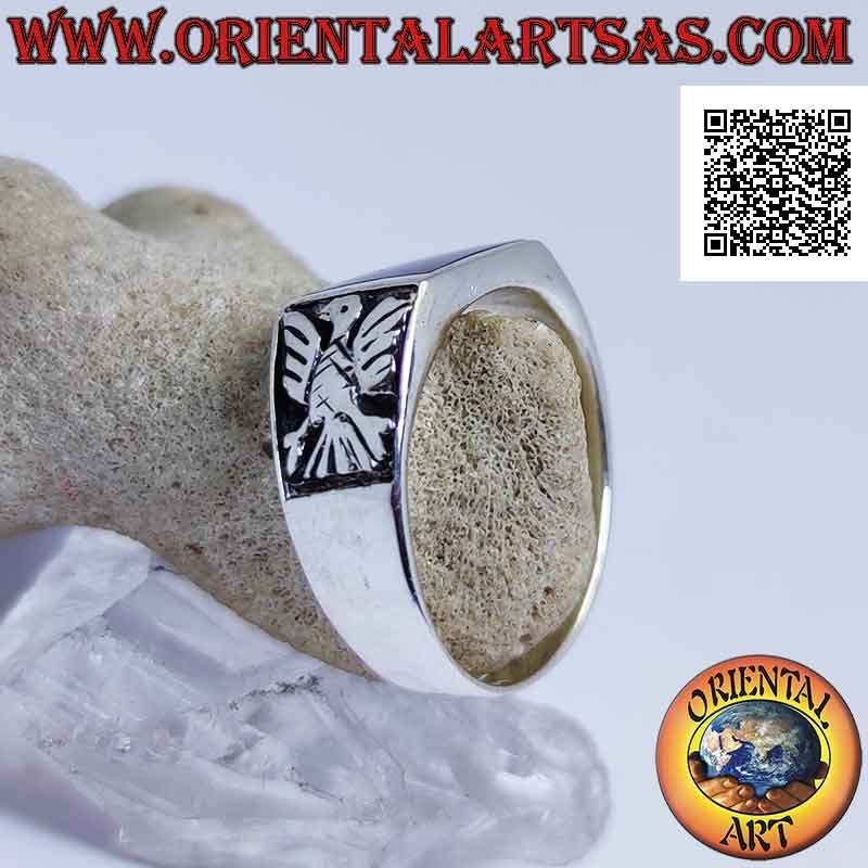 Anillo de plata con ónix rectangular horizontal a ras del borde y águila en bajorrelieve en los laterales