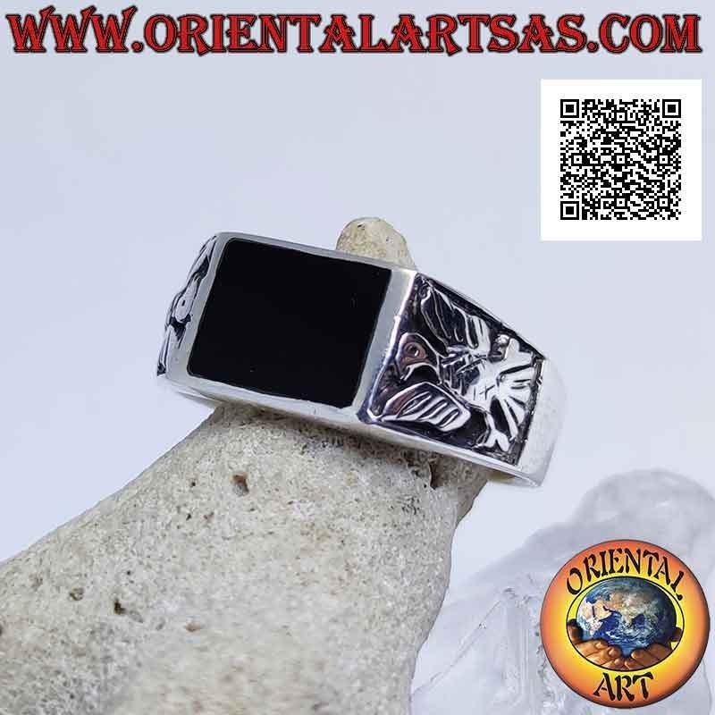 Bague en argent avec onyx rectangulaire horizontal affleurant le bord et aigle en bas-relief sur les côtés