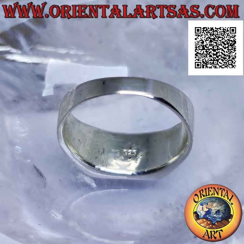 Anillo de plata con ónix rectangular horizontal a ras del borde y águila en bajorrelieve en los laterales