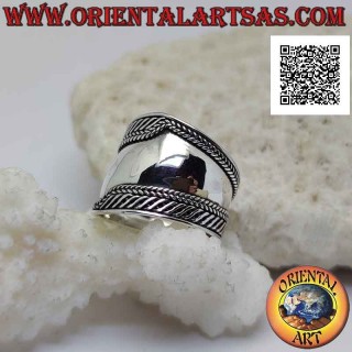 Anillo de banda ancha en plata con entretejido y rayas espejadas aceitosas en los lados