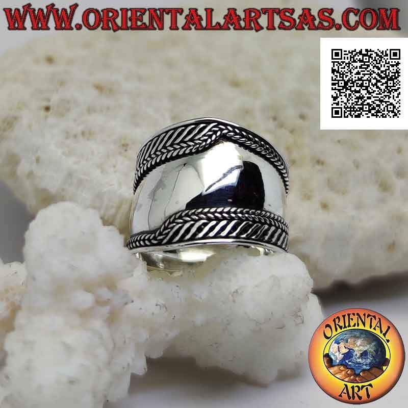 Wide band ring in silver with interweaving and oily mirror stripes on the sides