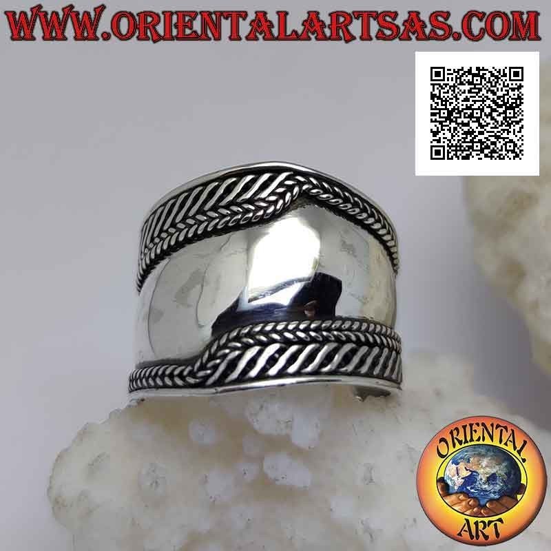 Anello a fascia larga in argento con intreccio e righe a specchio oliquo sui lati