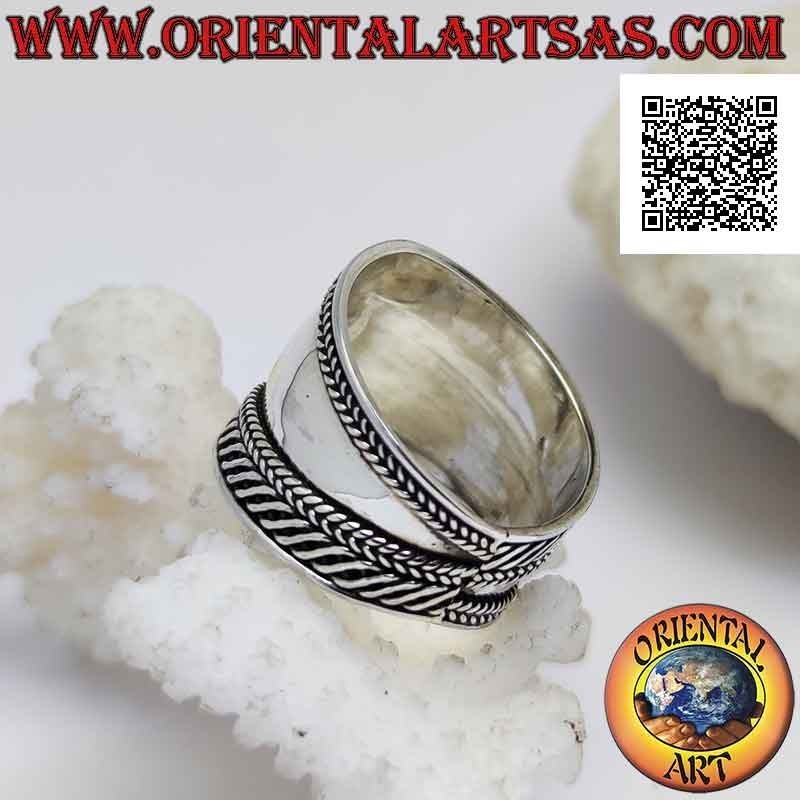 Wide band ring in silver with interweaving and oily mirror stripes on the sides