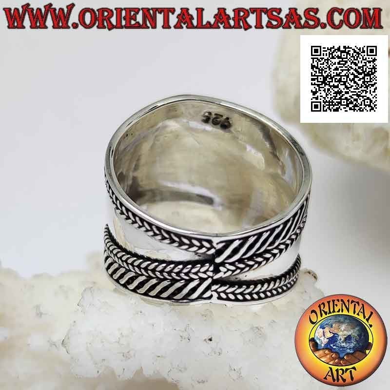 Wide band ring in silver with interweaving and oily mirror stripes on the sides
