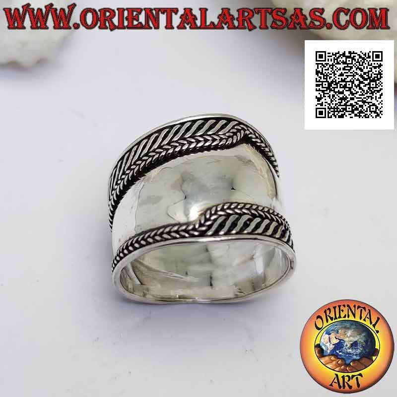 Wide band ring in silver with interweaving and oily mirror stripes on the sides