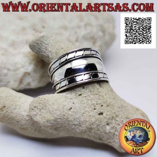 Anillo de plata de banda ancha con líneas oblicuas paralelas grabadas en los lados, Bali
