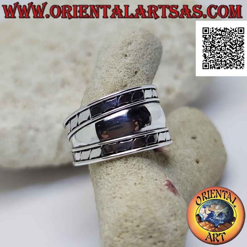 Anillo de plata de banda ancha con líneas oblicuas paralelas grabadas en los lados, Bali