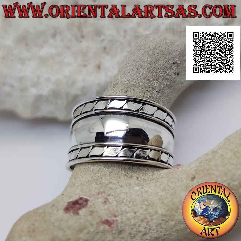 Anello in argento a fascia larga con linee oblique parallele incise sui lati, Bali