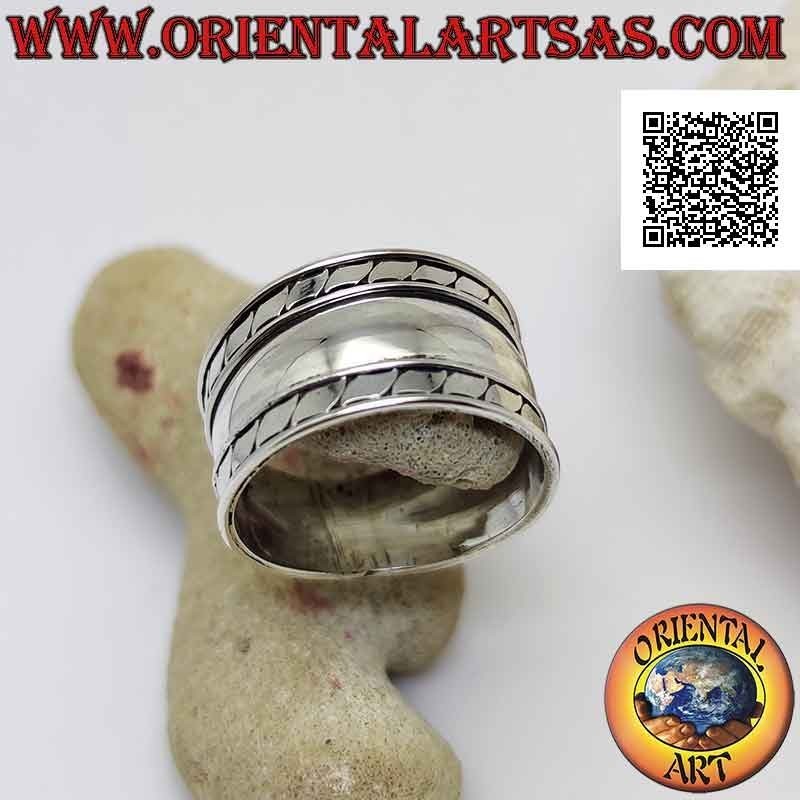 Anello in argento a fascia larga con linee oblique parallele incise sui lati, Bali