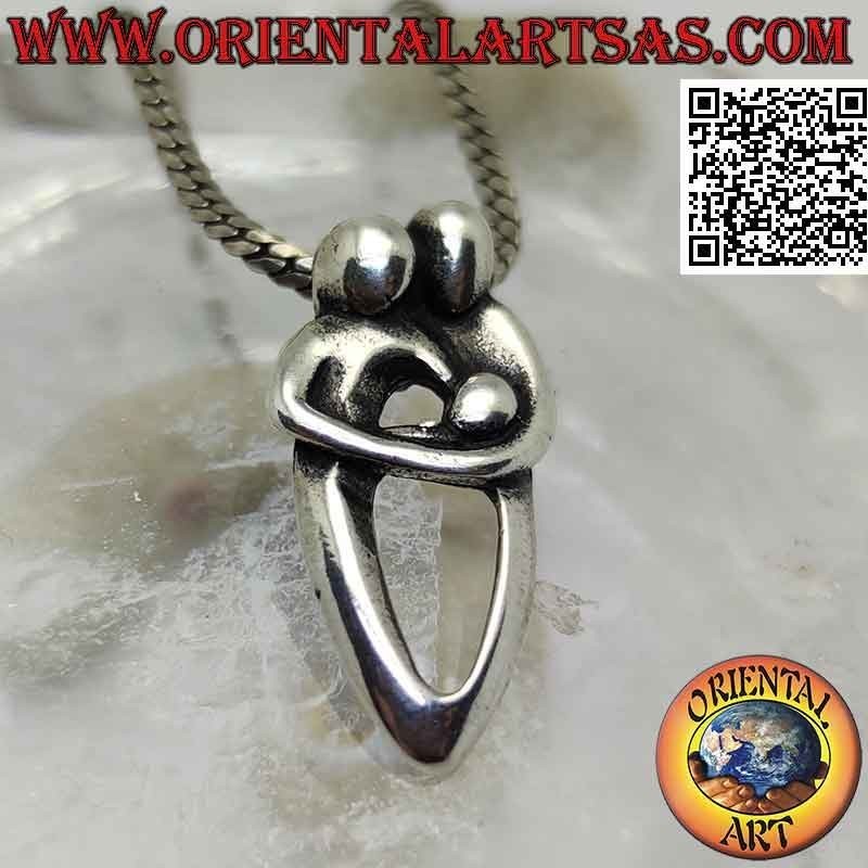 Pendentif en argent, la sainte famille embrassée