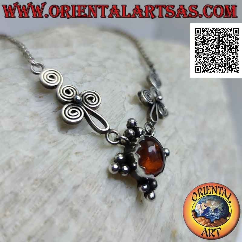 Collier chaîne en argent 925 ‰ avec ambre ovale et trio de boules sur 4 côtés au centre entre spirales