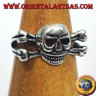 bague en argent, sur les os du crâne