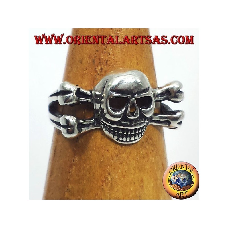 anello in argento teschio sulle osse