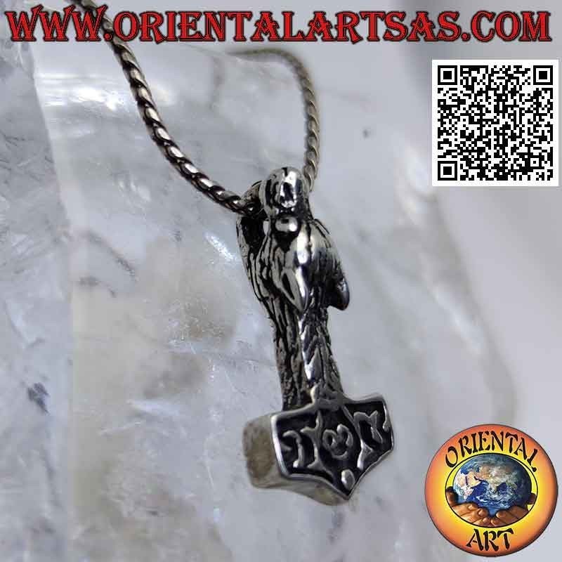 Colgante de plata, martillo de Thor con cabeza de lobo en el mango.